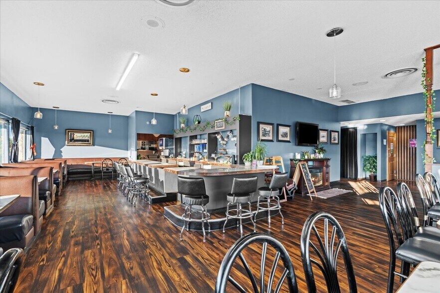 More Photos Of 535 S Columbia River Hwy, Saint Helens General Retail For Lease