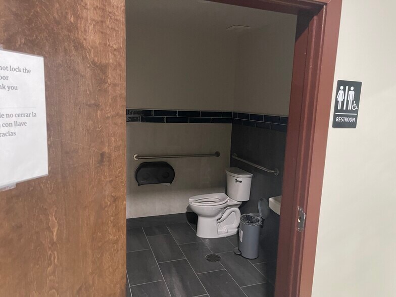 More Photos Of 1915 S Zapata Hwy, Laredo Storefront Retail Office For Lease