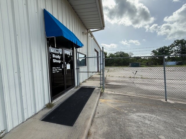 More Photos Of 1417 S Velasco St, Angleton Service For Sale
