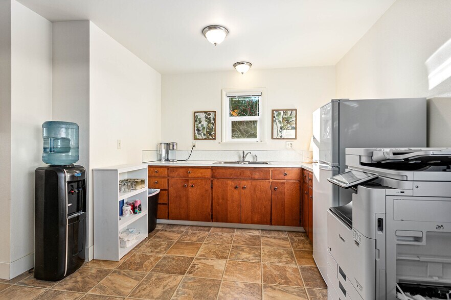 More Photos Of 709 Grover St, Lynden Office For Sale