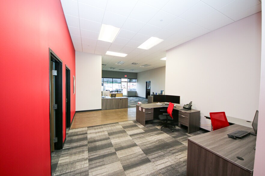 More Photos Of 7707 National Tpke, Louisville Light Distribution For Lease