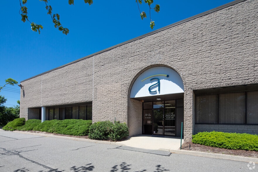 More Photos Of 70-130 Sea Ln, Farmingdale Distribution For Lease