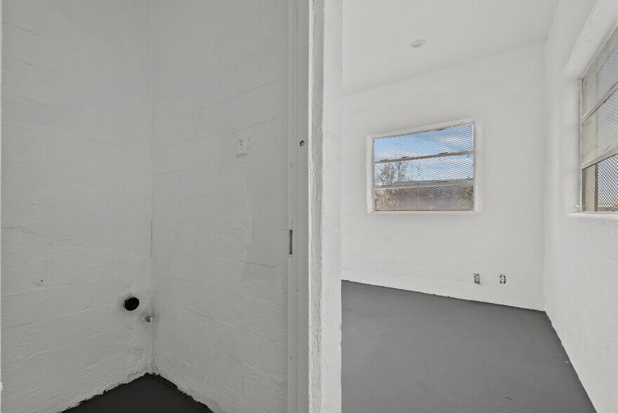 More Photos Of 550 Highway 46, Wasco Warehouse For Lease