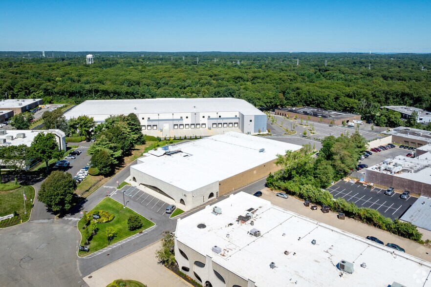 More Photos Of 90 Davids Dr, Hauppauge Warehouse For Lease