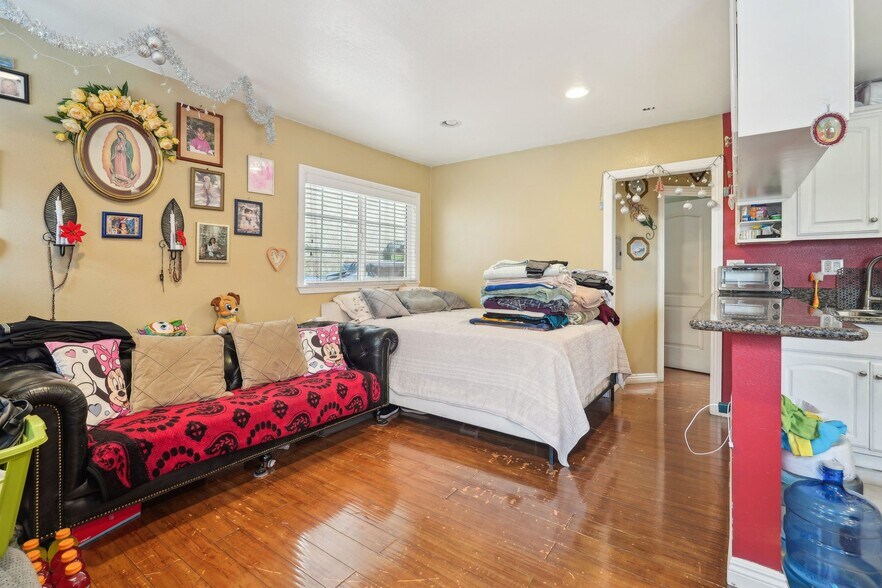 More Photos Of 10240 Atlantic Ave, South Gate Storefront For Sale