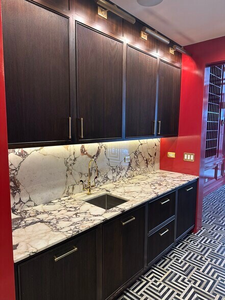 More Photos Of 906 N State St, Chicago General Retail For Lease