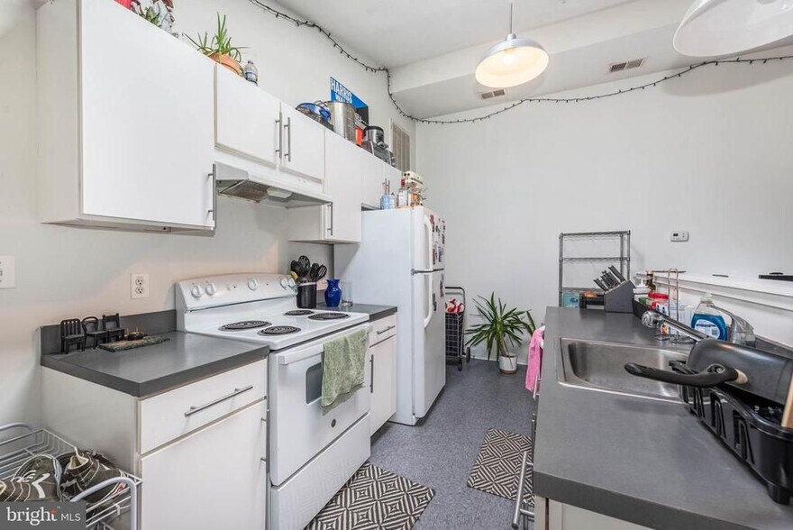 More Photos Of 338 E 25th St, Baltimore Office For Sale