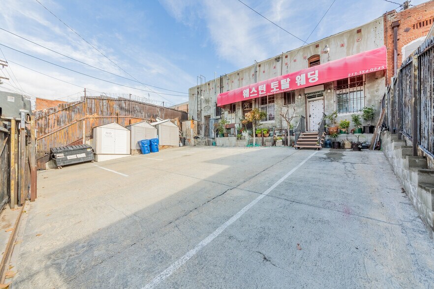 More Photos Of 119-123 S Western Ave, Los Angeles Storefront Retail Office For Lease