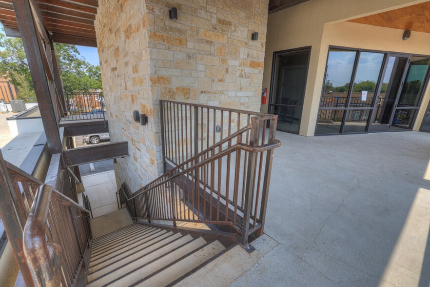 More Photos Of 207 E San Antonio St, New Braunfels Loft Creative Space For Lease