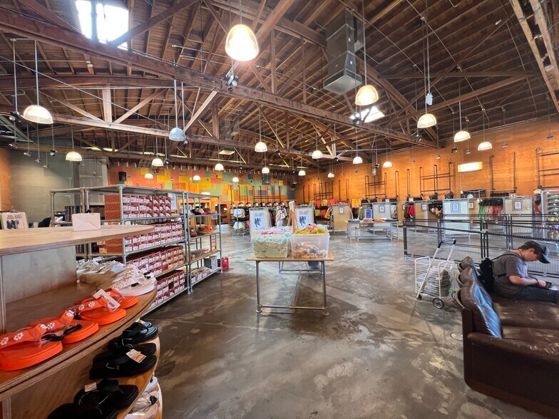 More Photos Of 14600-14612 Ventura Blvd, Sherman Oaks Storefront For Lease