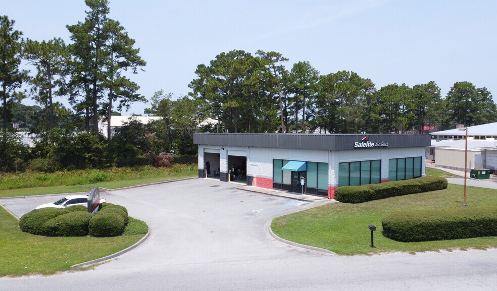 Primary Photo Of 700 Mall Blvd, Brunswick Auto Repair For Sale