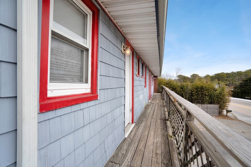 More Photos Of 87 North Rd, Hampton Bays Storefront Retail Residential For Lease