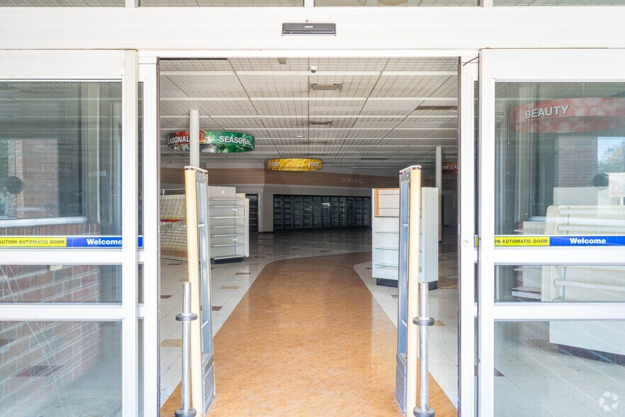 More Photos Of 222 S Main St, Orrville Drugstore For Sale