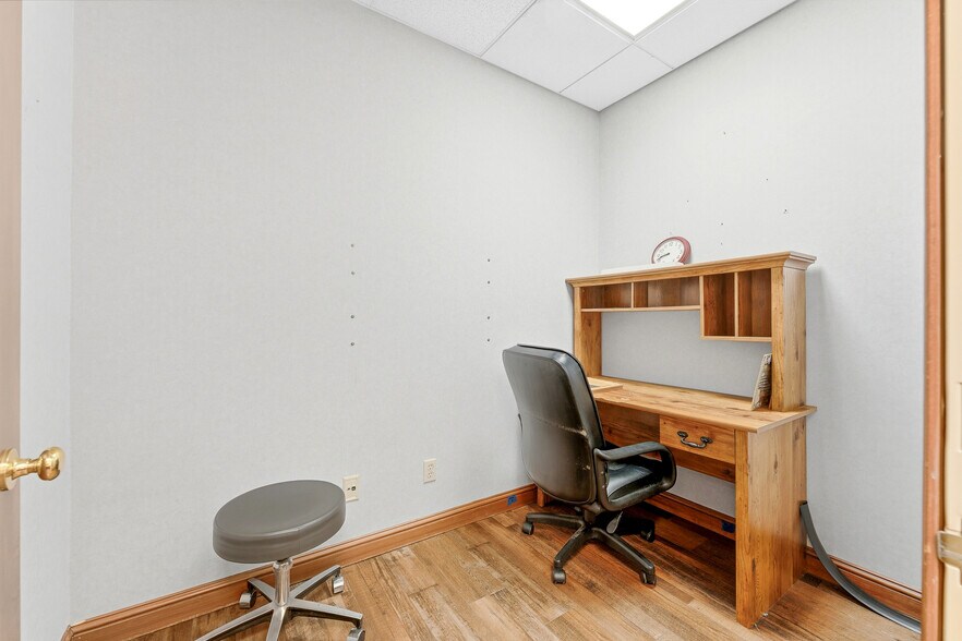 More Photos Of 1703 Locust Ave, Fairmont Medical For Sale