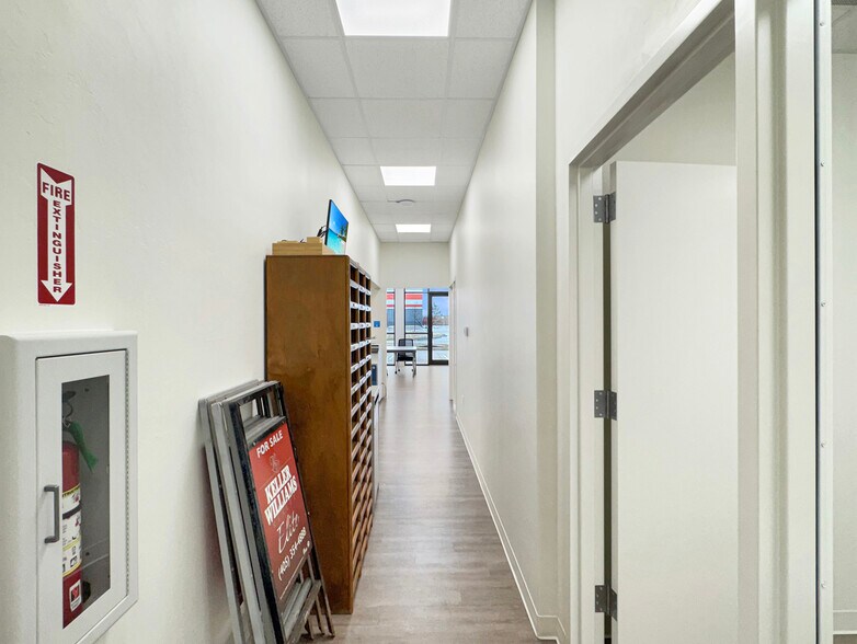 More Photos Of 901 E Main St, Yukon General Retail For Lease