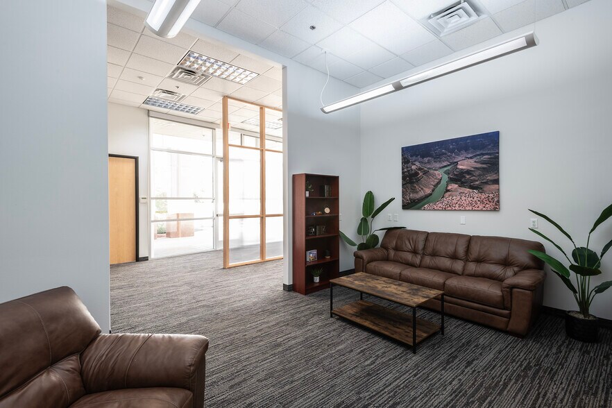 More Photos Of 5811 W Talavi Blvd, Glendale Flex For Lease