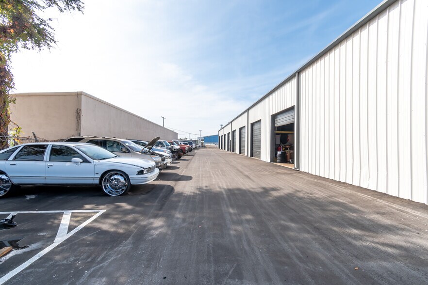More Photos Of 320 Warfield Ave, Venice Warehouse For Sale