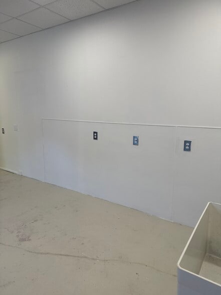 More Photos Of 909 Starkeys Aly, Wilmington Lodge Meeting Hall For Lease