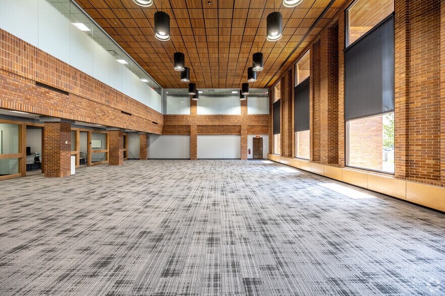 More Photos Of 7300 Westown Pky, West Des Moines Medical For Lease