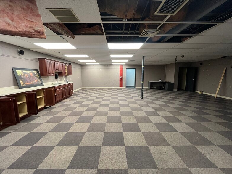 More Photos Of 4200 W Harry St, Wichita Warehouse For Lease