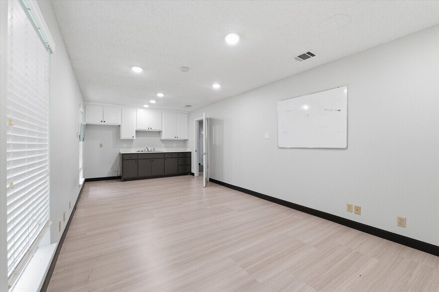 More Photos Of 3925 Jack Kultgen Expy, Waco Office For Lease
