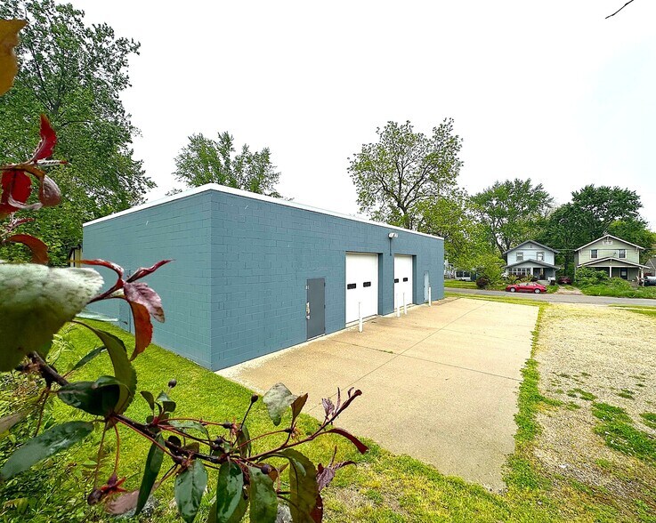 More Photos Of 536 N Beech St, Lansing Self Storage For Sale