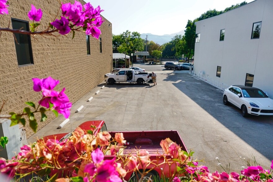 More Photos Of 2347-2351 Honolulu Ave, Montrose Office For Lease