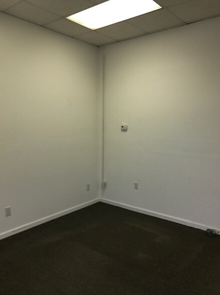 More Photos Of 409 Chicago Dr, Fayetteville Flex For Lease