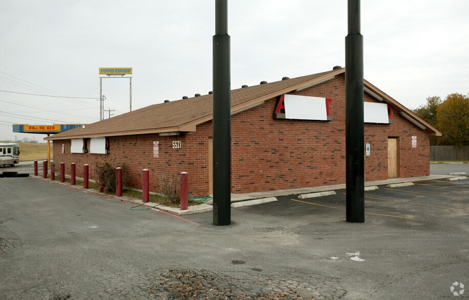 More Photos Of 5521 E IH-10, San Antonio Freestanding For Lease