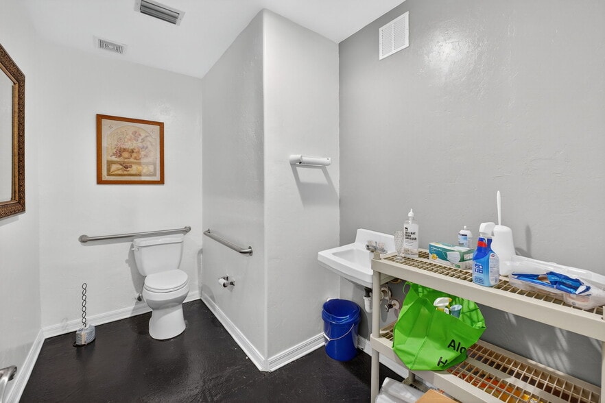 More Photos Of 237 E Plymouth Ave, Deland Freestanding For Sale