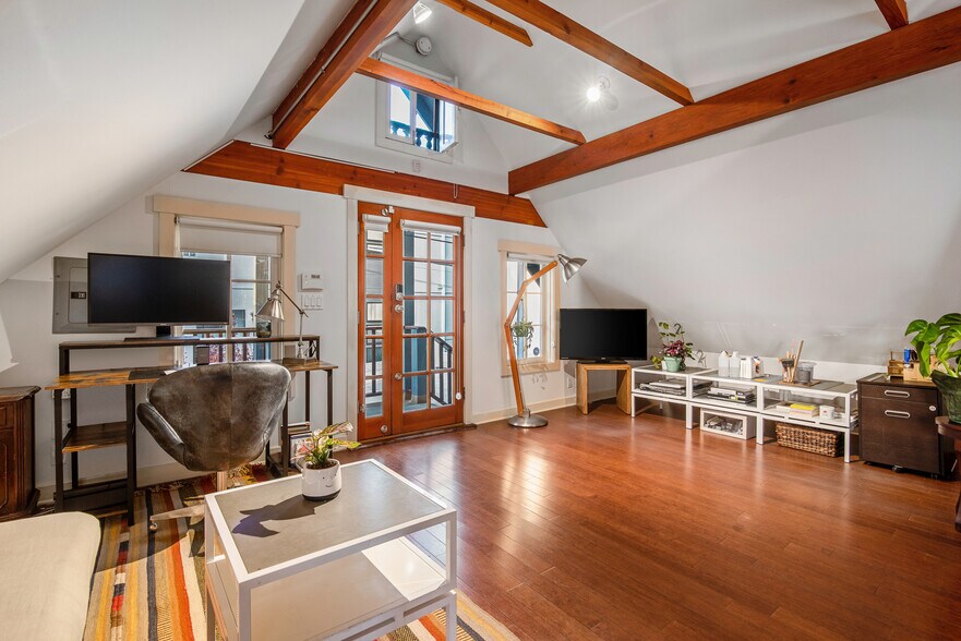 More Photos Of 1117 Abbot Kinney Blvd, Venice Loft Creative Space For Lease
