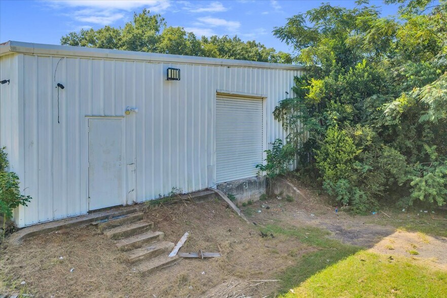More Photos Of 607 Martin Luther King Jr Dr, Fort Valley Flex For Sale