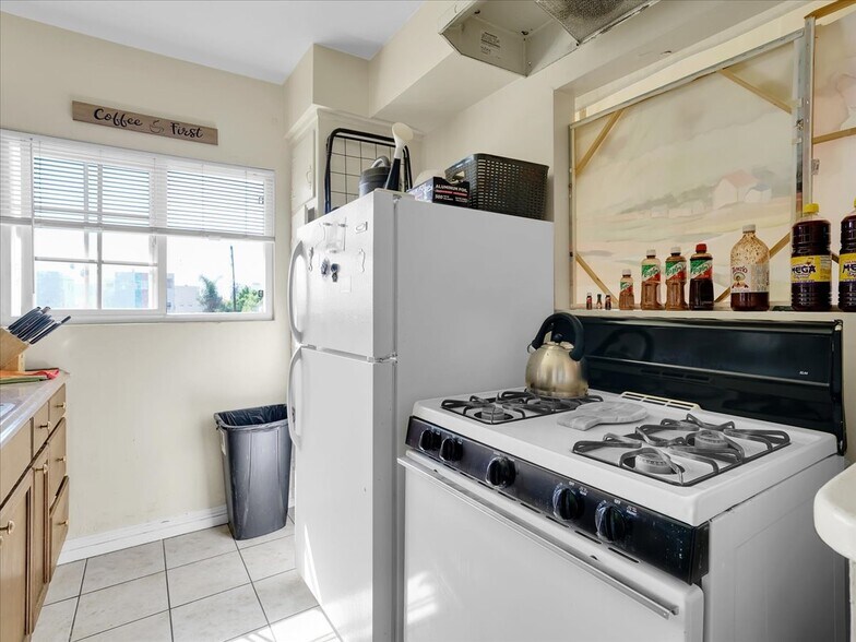 More Photos Of 1042 S Oxford Ave, Los Angeles Apartments For Sale