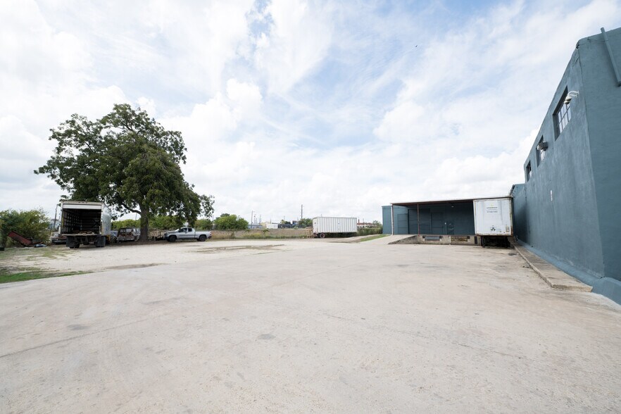 More Photos Of 1303 S Comal St, San Antonio Manufacturing For Lease