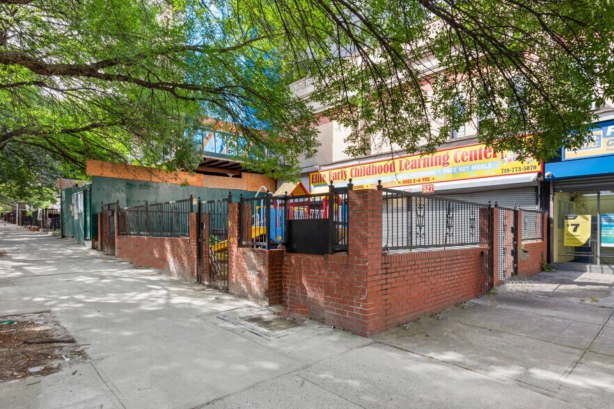 More Photos Of 527 Eastern Pky, Brooklyn Storefront For Lease
