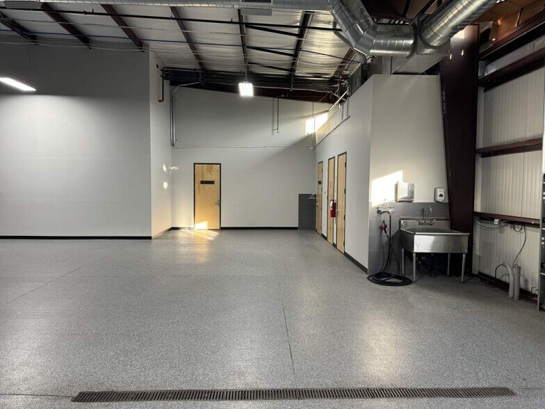 More Photos Of 3000 Airport Dr, Erie Light Manufacturing For Sale