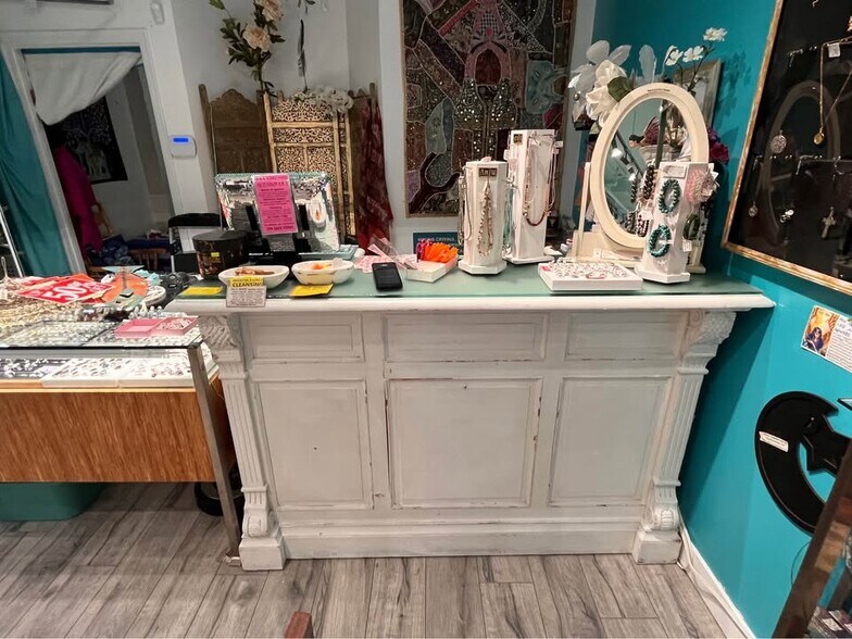 More Photos Of 2987 Granville St, Vancouver General Retail For Lease