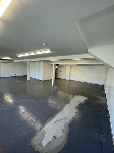 More Photos Of 215 N Waukegan Rd, Lake Bluff Convenience Store For Lease