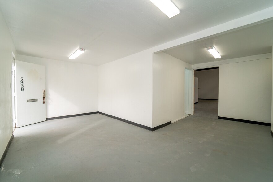 More Photos Of 5838 Woodlawn Ave, Los Angeles Auto Repair For Sale