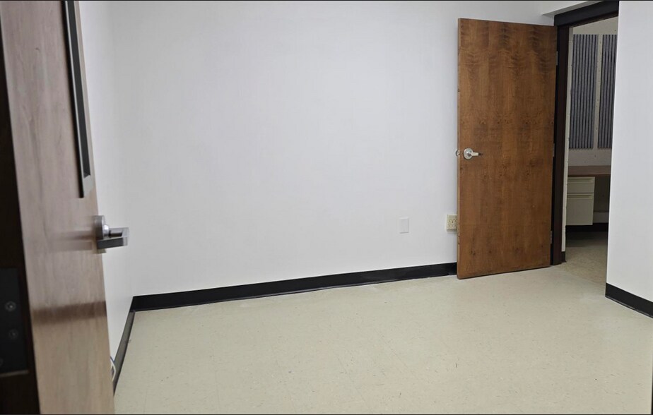 More Photos Of 115 S Court St, Crown Point Coworking Space