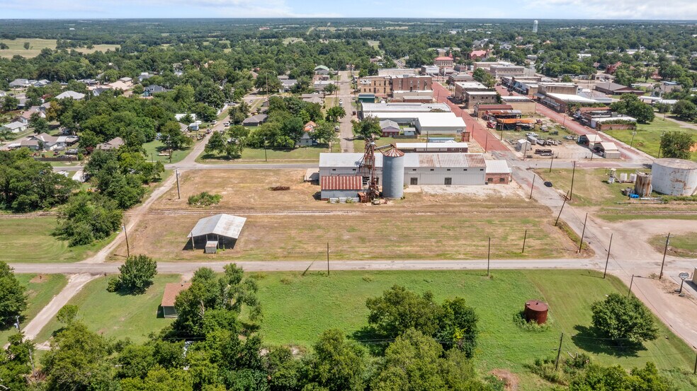 More Photos Of 151 5th St st, Honey Grove Flex For Sale