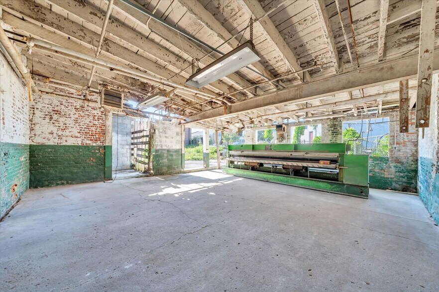 More Photos Of 231 S Colorado St, Salem Freestanding For Sale