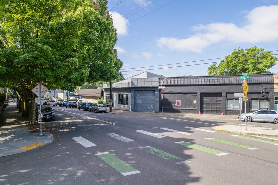 More Photos Of 535 NE 28th Ave, Portland Showroom For Lease