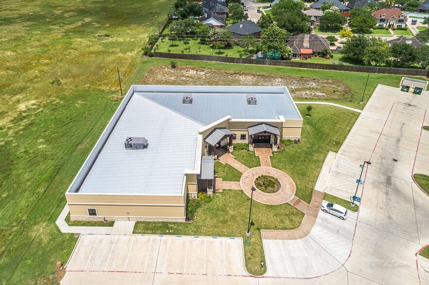 More Photos Of 106 Springwood Dr, Victoria Medical For Sale