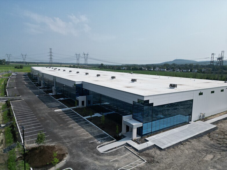 More Photos Of 960-1000 Rue Parent, St-Bruno-de-Montarville Distribution For Lease