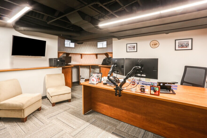 More Photos Of 4588 S Park Ave, Hamburg Office Residential For Sale