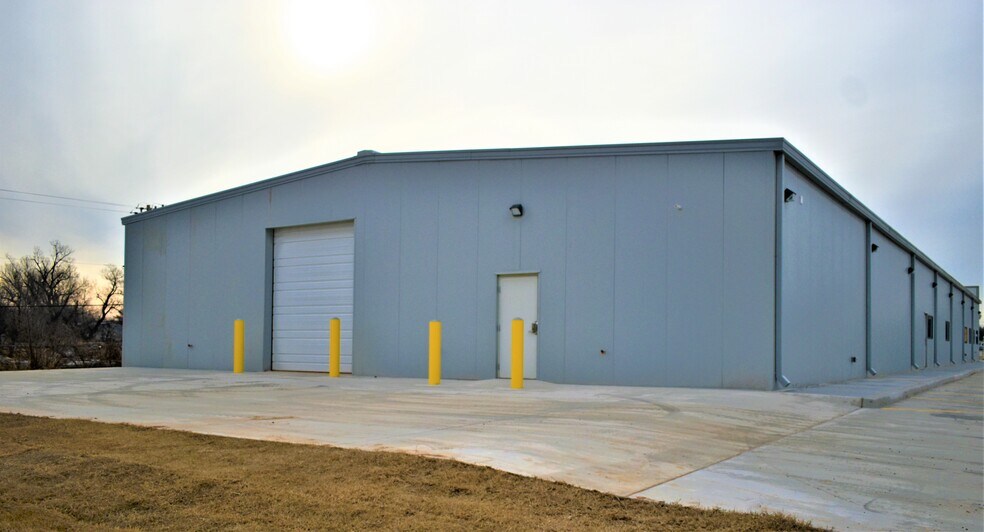 More Photos Of 9701 Northwest Expy, Yukon Showroom For Sale