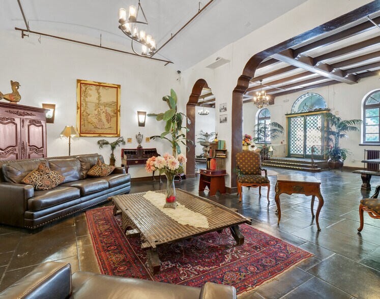 More Photos Of 1861 Whitley Ave, Los Angeles Apartments For Lease