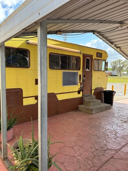 More Photos Of 18130 S US Highway 301, Wimauma Storefront For Sale