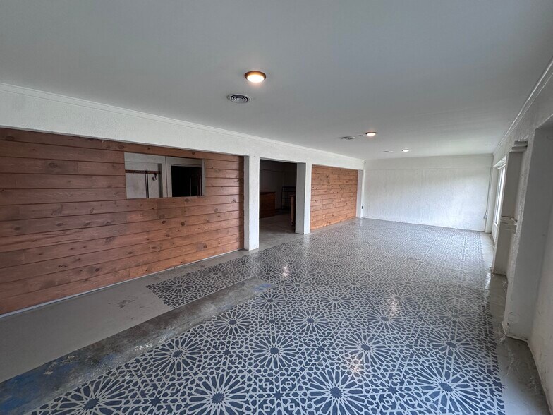More Photos Of 1631 S Hillside St, Wichita General Retail For Sale